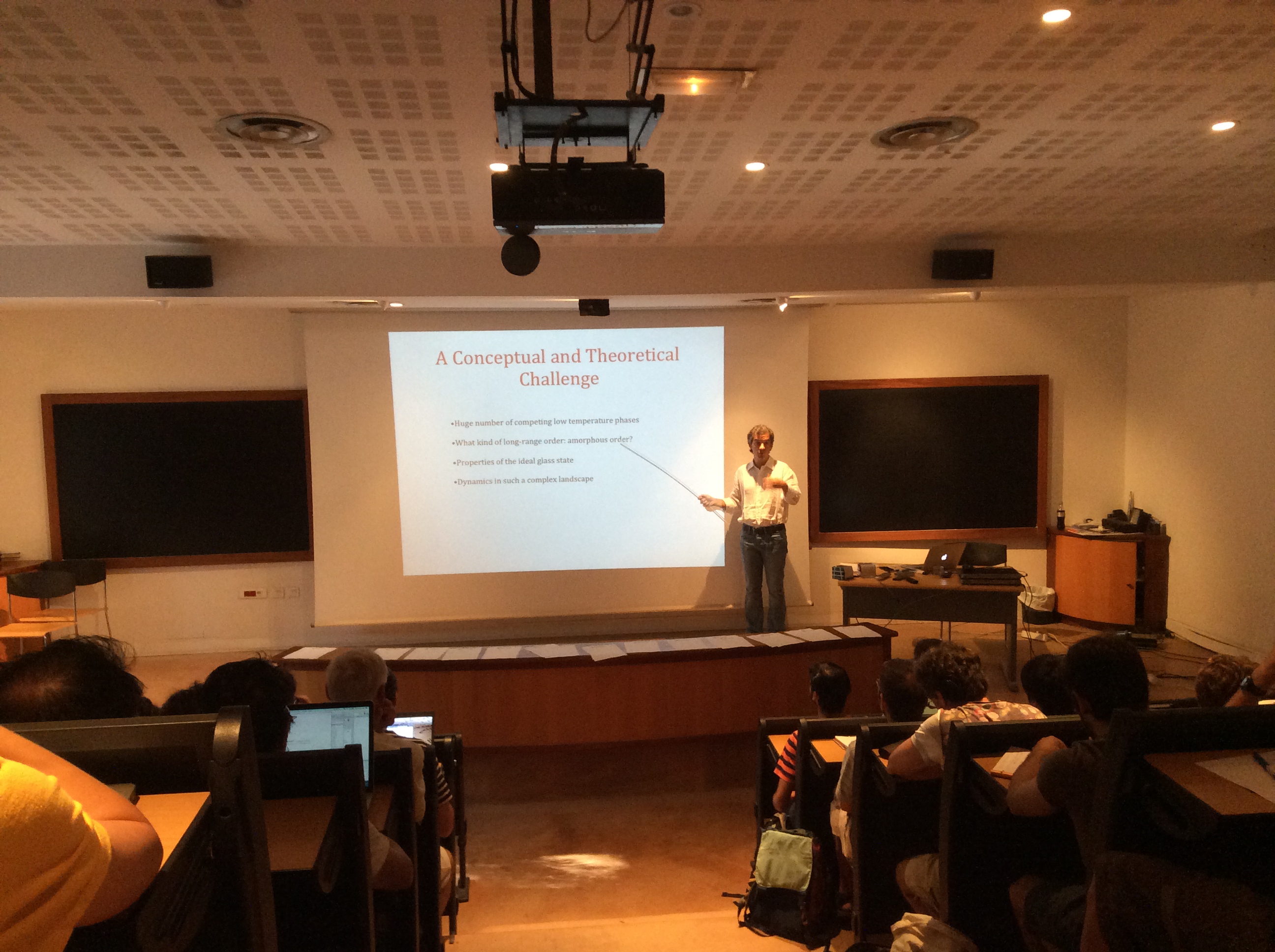 A lecture in progress during the 2014 Cargèse school