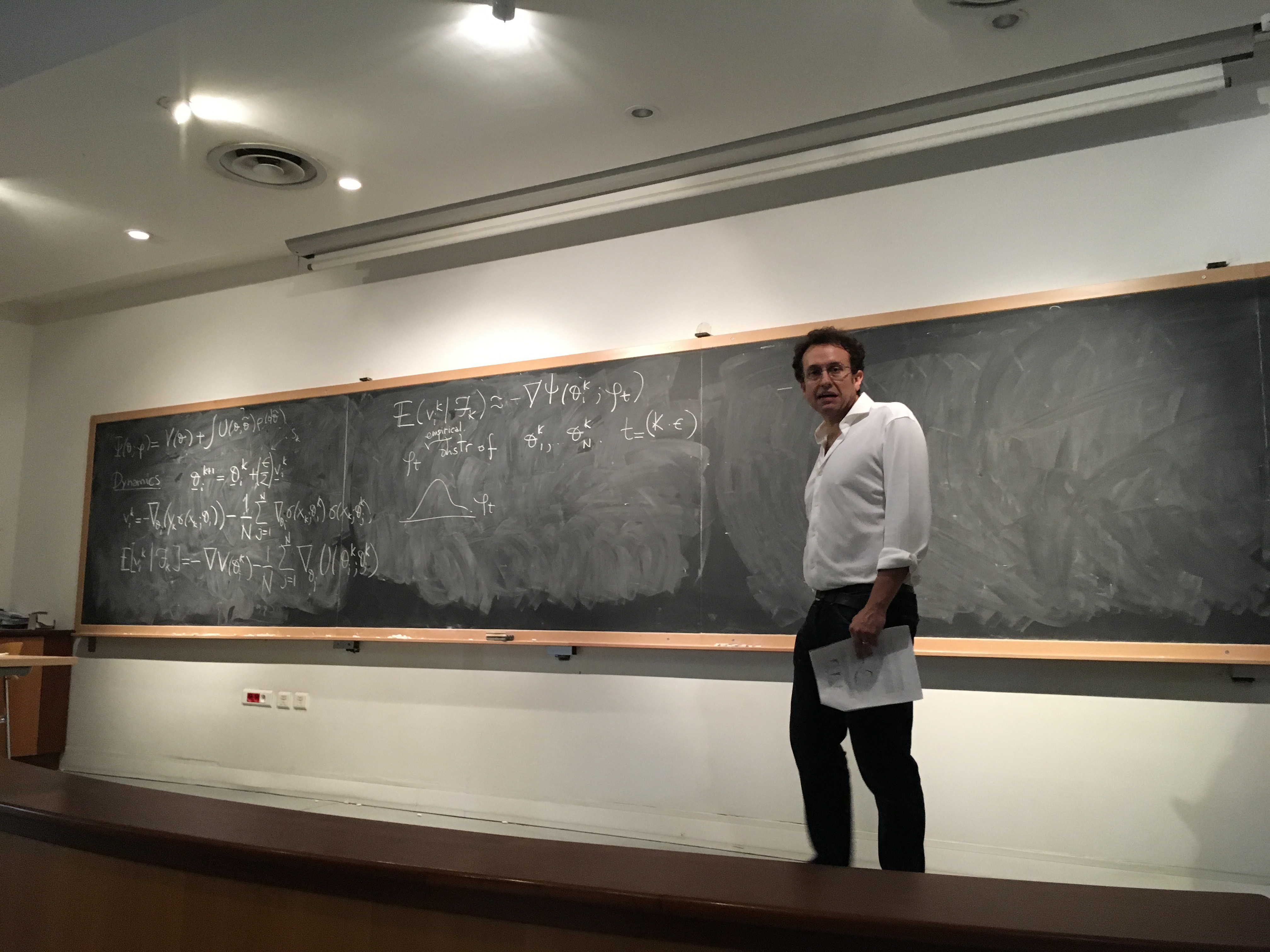 A lecturer at the blackboard during the 2018 Cargèse school